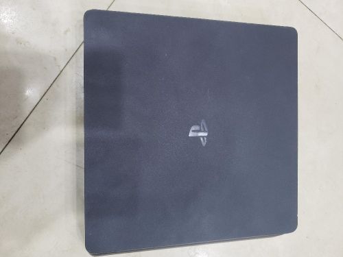 جهازps4مع 2 يدات الهرد 500