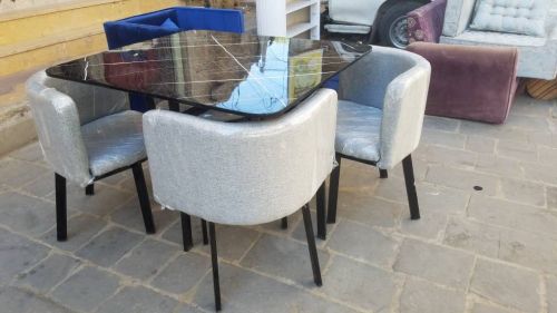 طاوله طعام مع اربعه كراسي