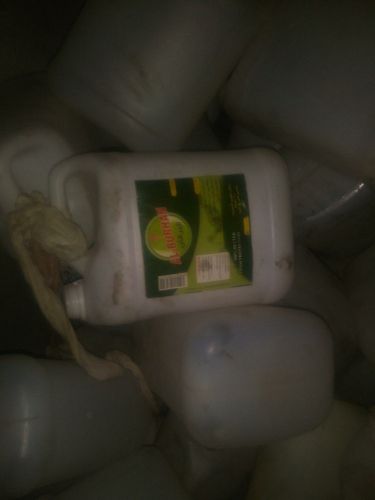 دبات بلاستيك للبيع حجم 5 و4 لتر
