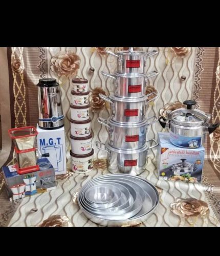 عرض مجموعة من الأدوات المطبخ