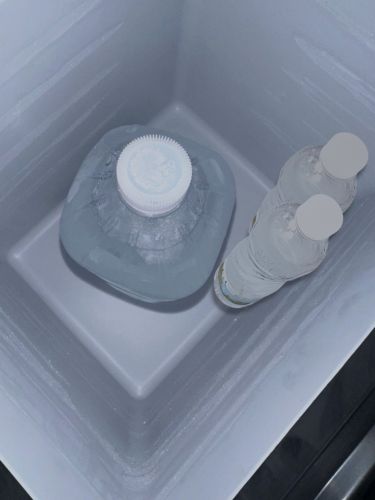 ثلاجة سيارة تعمل بالطاقة الشمسية