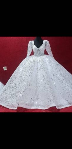 فستان زفاف لبيع مع اطرحه والقفاز