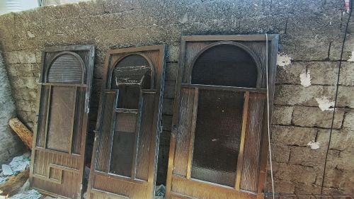 أبواب المنيوم مستخدم