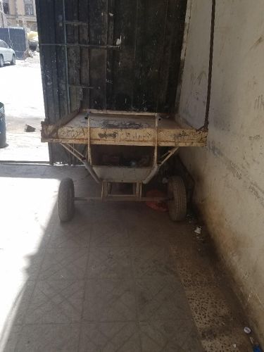 عربية موز بائع متجول نظيف