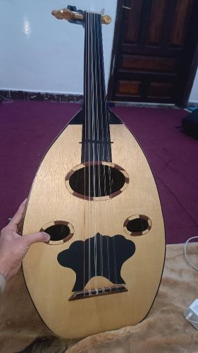 آلة موسيقية عود صناعة محلية