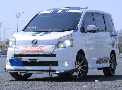 TOYOTA VOXY الكنج غير