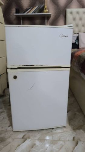 مكيف وثلاجة وادراج خشبية وبراد