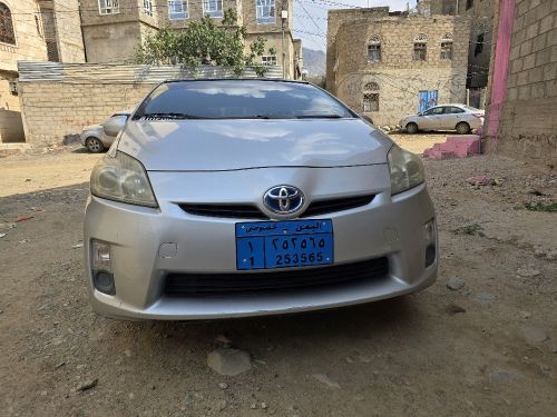سيارة وارد أمريكي بريوس على الشرط