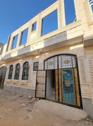 عماره مطله علي الأسفلت خلف كليه م