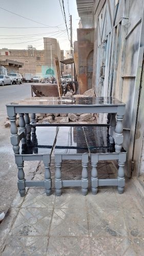 طاولة طعام مع مقعدين
