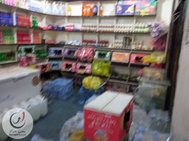بقالة فتحتين للبيع في شارع