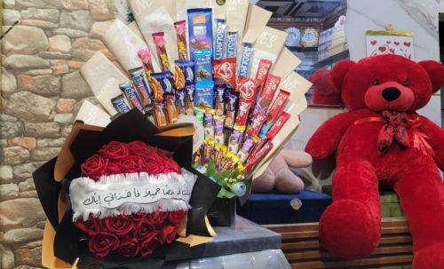 هدايا بكسات شكلاتات وباقة ورد