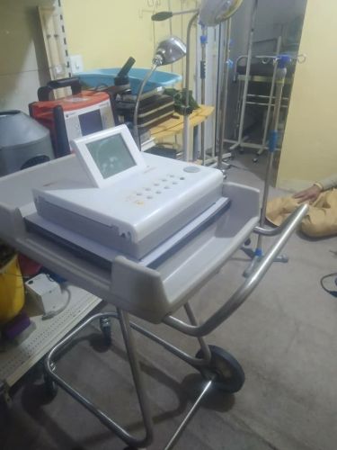 جهاز تخطيط قلب 12 قناه امريكي