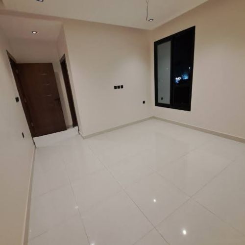 عماره طابقين بحوش كبير شارع دارس
