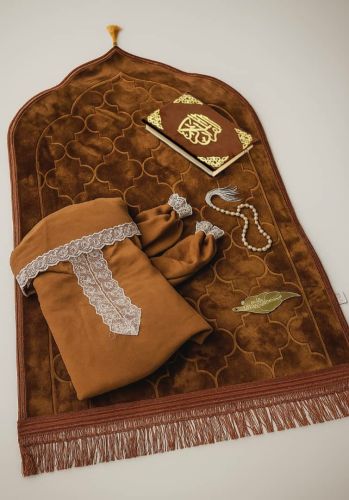 سجاده معا روب الصلاه معا المصحف و