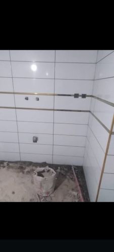 فني محترف في أعمال السرميك والبرس