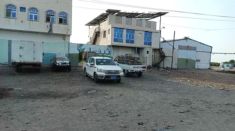 بعدين داخلها 2 اماير ومزرعه عرطه