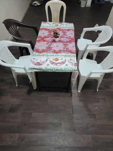 طاوله طعام مع خمسة كراسي