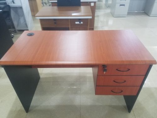 يتوفر مكاتب وكراسي مكتبية سعرمناس