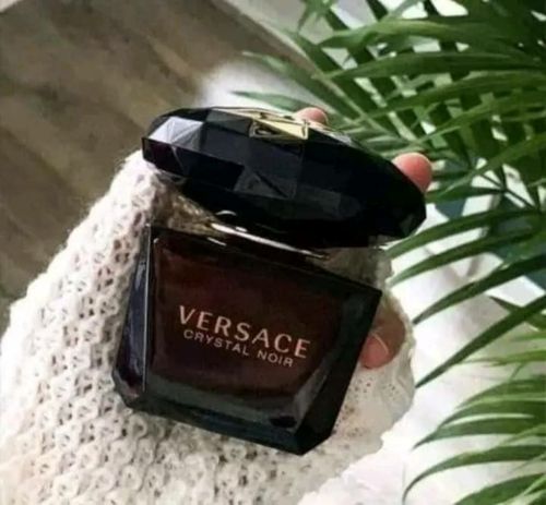 عطر يفيض بالانوثه ويكتب قصة جمالك