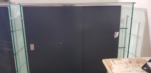 زجاجات محل مكياج وادوات تجميل