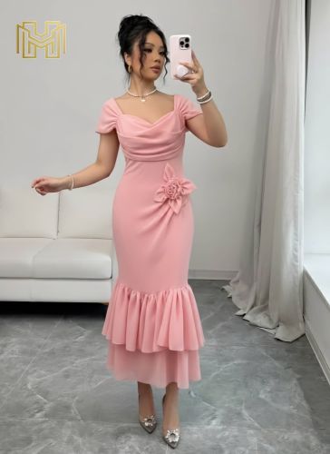 فستان يجسد الأنوثة بتفاصيل استثنا