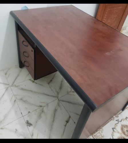 مكاتب مستخدم وجديد بسعر مناسب