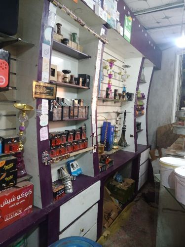 ديكور محل نظيف مع ماسات وباب