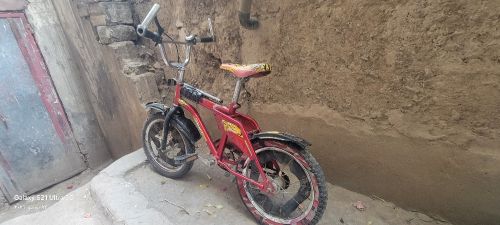 ٢ سياكل بحاله ممتازه لعمر  الصغير