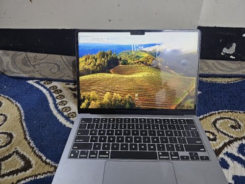 ماك بوك إير M2 نظيف جداً 256GB