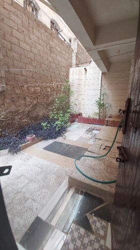 شقة حديثة واسعة مع حوش للإيجار