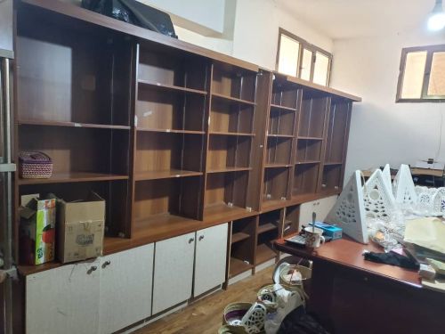 تخشيبة رفوف مع دواليب