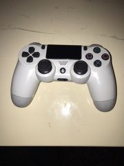 يدات ps4 نظيف شبه جديد. يابلاشه
